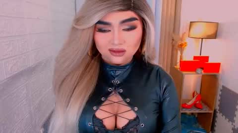 Snapshot of luxsasha chatting on November 13, 7:07 am Sasha Blaire online show from November 13, 7:07 am