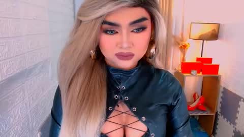 Snapshot of luxsasha chatting on November 26, 10:05 am Sasha Blaire online show from November 26, 10:05 am