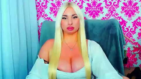 Snapshot of luxuriaaa chatting on February 19, 8:16 pm Luxuriaa online show from February 19, 8:16 pm