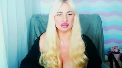 Snapshot of luxuriaaa chatting on July 5, 7:32 pm Luxuriaa online show from July 5, 7:32 pm