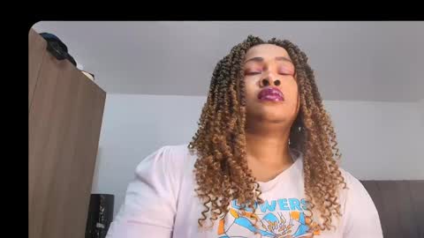 Snapshot of luxy_benet chatting on June 4, 8:20 am Big Benet online show from June 4, 8:20 am