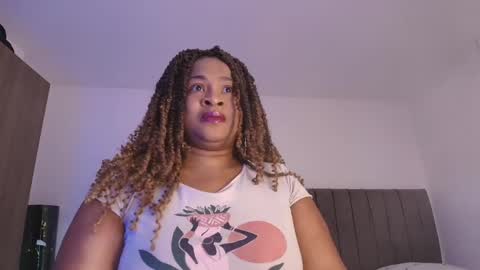 Snapshot of luxy_benet chatting on June 7, 9:35 am Big Benet online show from June 7, 9:35 am
