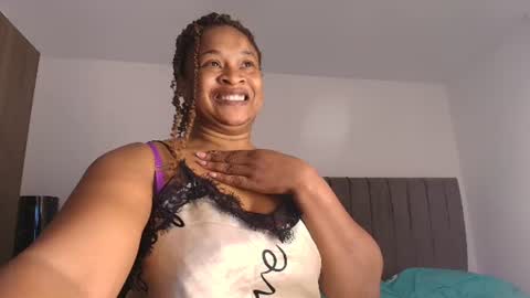 Snapshot of luxy_benet chatting on June 16, 11:57 am Big Benet online show from June 16, 11:57 am