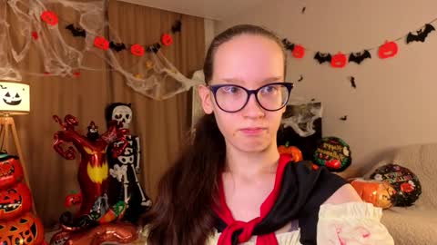 Sara online show from October 31, 4:08 pm