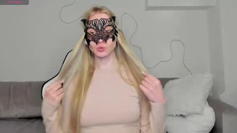 lynnadream_ online show from May 23, 1:55 am