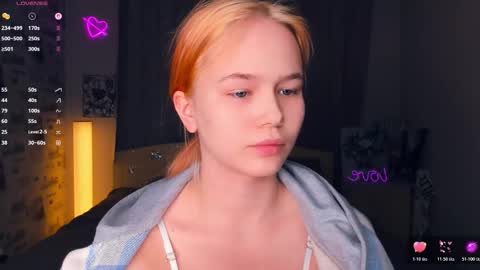 Cozy Lynns room online show from February 15, 1:20 pm