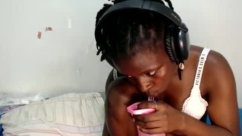 lyenne online show from October 18, 3:24 pm