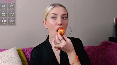 Snapshot of lynngarney chatting on December 25, 7:46 am Lika online show from December 25, 7:46 am