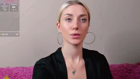 Snapshot of lynngarney chatting on December 25, 10:50 am Lika online show from December 25, 10:50 am