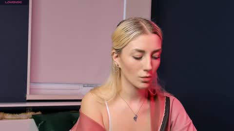 Snapshot of lynngarney chatting on January 15, 7:48 am Lika online show from January 15, 7:48 am