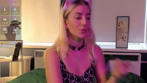 Snapshot of lynngarney chatting on January 30, 7:29 am Lika online show from January 30, 7:29 am