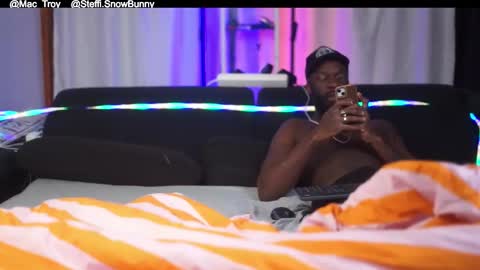 Snapshot of mac_troy chatting on October 16, 5:58 pm Mac Troy online show from October 16, 5:58 pm