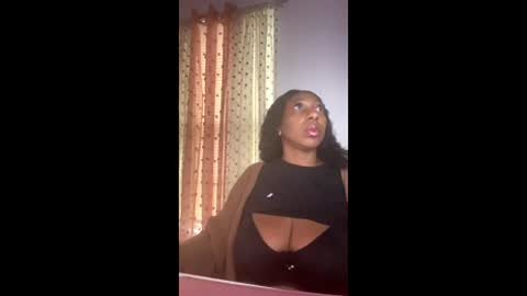 Snapshot of madam_glam chatting on December 18, 2:12 pm madam_glam online show from December 18, 2:12 pm