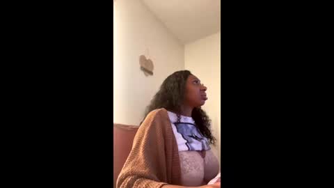 Snapshot of madam_glam chatting on December 22, 2:36 pm madam_glam online show from December 22, 2:36 pm