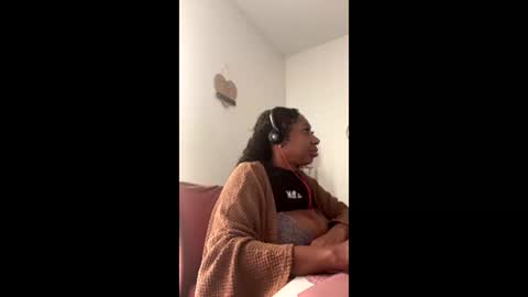 Snapshot of madam_glam chatting on March 2, 4:58 pm madam_glam online show from March 2, 4:58 pm