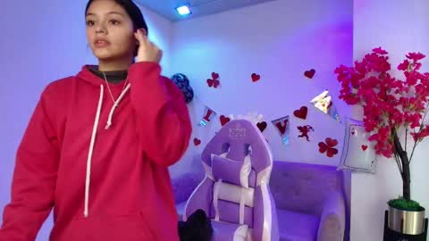 Snapshot of maddie_t18 chatting on February 13, 11:17 am maddie_t18 online show from February 13, 11:17 am