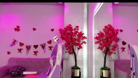 Snapshot of maddie_t18 chatting on February 16, 11:28 am maddie_t18 online show from February 16, 11:28 am