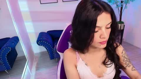 Snapshot of maddie_t18 chatting on April 22, 11:45 am maddie_t18 online show from April 22, 11:45 am