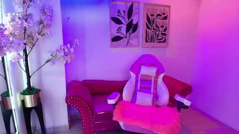 Snapshot of maddie_t18 chatting on June 1, 11:45 am maddie_t18 online show from June 1, 11:45 am