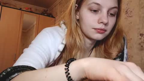 Snapshot of maddiecager chatting on March 2, 5:08 am Emma online show from March 2, 5:08 am