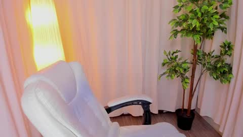 Maddy Please help me with your thumbs up its important online show from February 18, 10:05 am