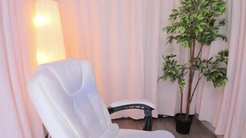 Maddy Please help me with your thumbs up its important online show from February 20, 10:05 am