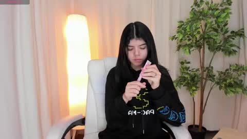 Maddy Please help me with your thumbs up its important online show from March 11, 4:32 am