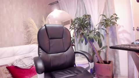 Snapshot of maddy_cooper_ chatting on October 13, 8:31 pm Maddy online show from October 13, 8:31 pm