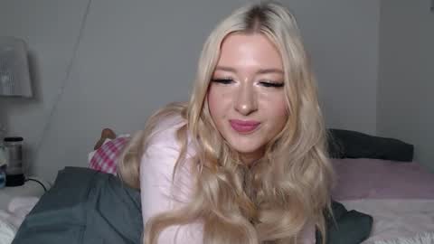 Snapshot of maddysumersxx chatting on March 2, 11:11 pm maddyyy call me yours tho online show from March 2, 11:11 pm