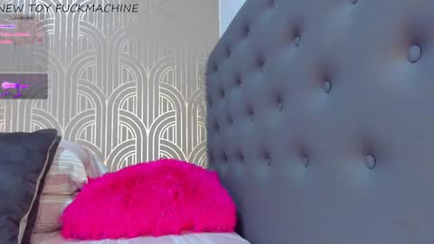 Snapshot of madison_milan chatting on December 3, 4:58 am online show from December 3, 4:58 am