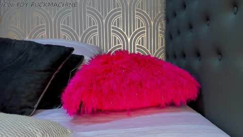 Snapshot of madison_milan chatting on December 10, 4:02 am online show from December 10, 4:02 am