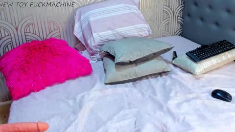 Snapshot of madison_milan chatting on December 11, 5:32 am online show from December 11, 5:32 am