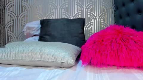 Snapshot of madison_milan chatting on December 18, 4:20 am online show from December 18, 4:20 am