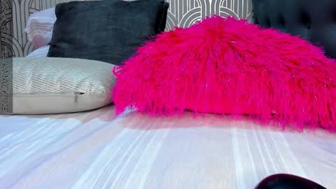 Snapshot of madison_milan chatting on December 18, 9:14 am online show from December 18, 9:14 am