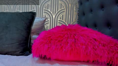 Snapshot of madison_milan chatting on December 20, 4:20 am online show from December 20, 4:20 am