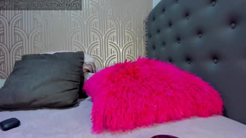 Snapshot of madison_milan chatting on December 27, 4:15 am online show from December 27, 4:15 am