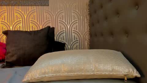 Snapshot of madison_milan chatting on January 2, 12:02 am online show from January 2, 12:02 am