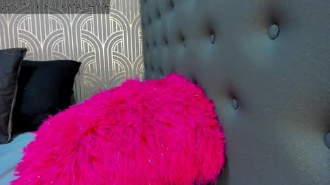 Snapshot of madison_milan chatting on February 22, 1:33 am online show from February 22, 1:33 am