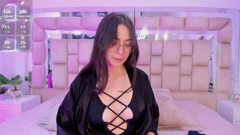 Snapshot of madison_roux chatting on February 8, 6:22 am Madison Roux online show from February 8, 6:22 am