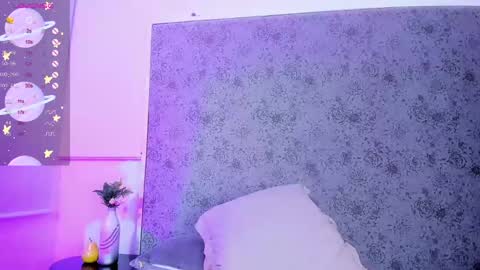 Snapshot of madison_roux chatting on February 22, 8:29 am Madison Roux online show from February 22, 8:29 am