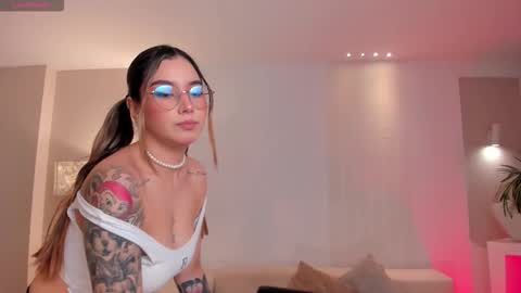 Maddi Collins online show from November 6, 7:26 pm