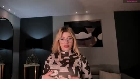 Snapshot of madisonkane chatting on November 12, 11:10 am Madison Kane online show from November 12, 11:10 am