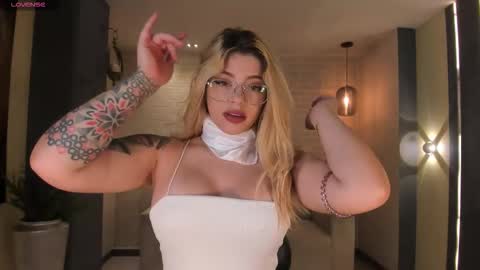 Snapshot of madisonkane chatting on December 3, 11:08 am Madison Kane online show from December 3, 11:08 am