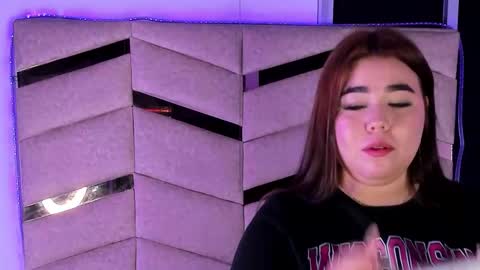 Snapshot of madissonlee__ chatting on November 30, 12:20 pm madissonlee__ online show from November 30, 12:20 pm