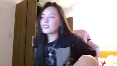 Snapshot of madissonn__ chatting on November 21, 5:06 am MADY online show from November 21, 5:06 am