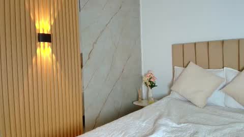 Snapshot of madissonqueen_ chatting on December 3, 11:36 pm online show from December 3, 11:36 pm