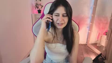 Snapshot of maeren chatting on February 12, 12:33 pm Mia online show from February 12, 12:33 pm