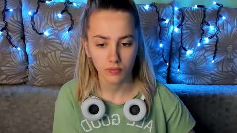 Maggie online show from December 15, 3:00 am