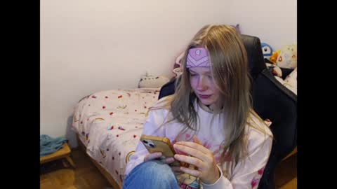 Snapshot of maggieswaggy chatting on December 12, 7:04 pm Magdalene Swaggy online show from December 12, 7:04 pm