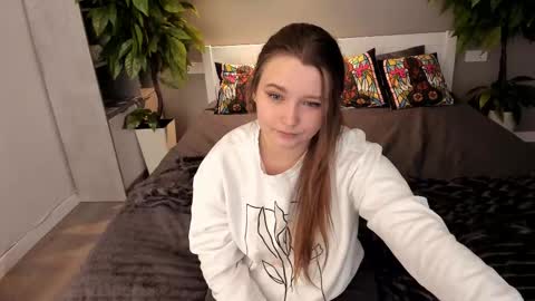 Snapshot of magicpeachhs chatting on October 9, 1:53 pm Emily online show from October 9, 1:53 pm